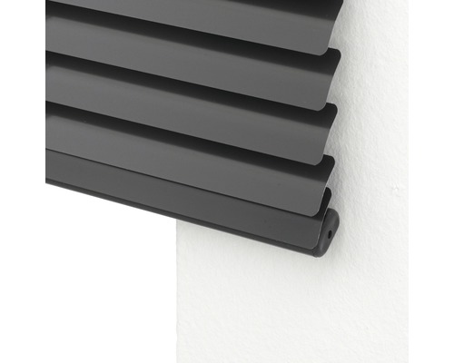 Detailopname van een zwarte jaloezie bij het raam