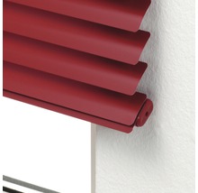 Close-up van een rood jaloezie bij het raam