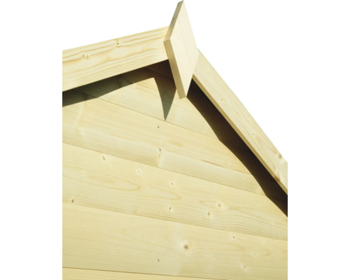Detail van een houten huis met een puntgevel