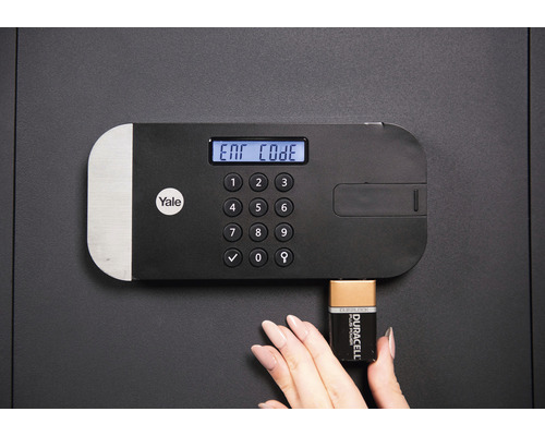 Yale logo op een kluis met digitale cijfercode en een 9 volt batterij voor noodstroomvoorziening