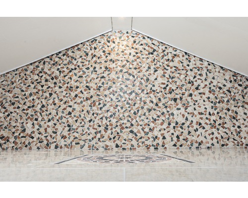 Wand- en vloertegels met mozaïekpatroon in een ruimte