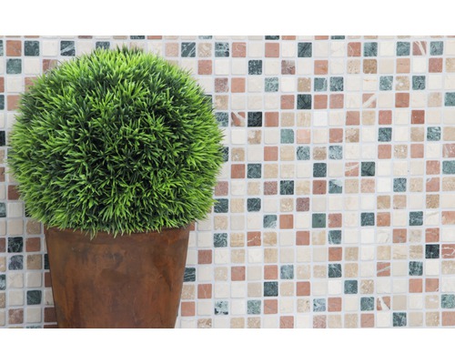 Kunstplant in pot voor een mozaïekachtergrond