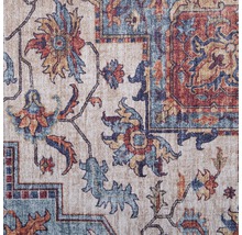 Detailopname van een tapijt met een patroon met bloemmotieven en geometrische ornamenten