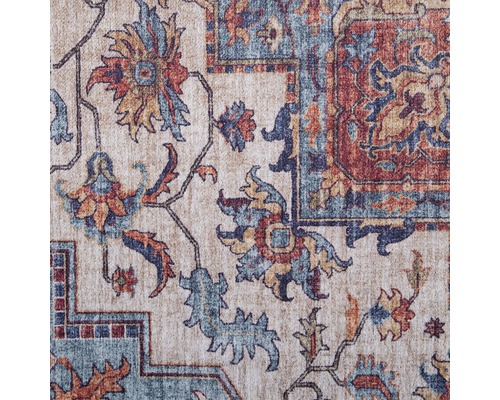 Detailopname van een tapijt met een patroon met bloemmotieven en geometrische ornamenten