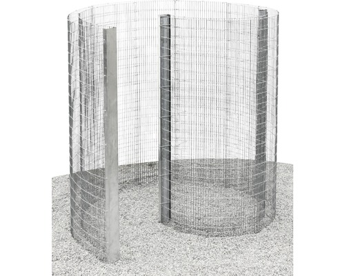 Draadafsluiting constructie met metalen palen op grind