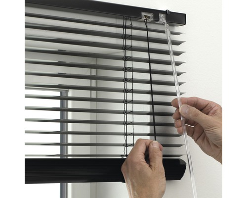 Bediening van een jaloezie met trekkoord en draaistang