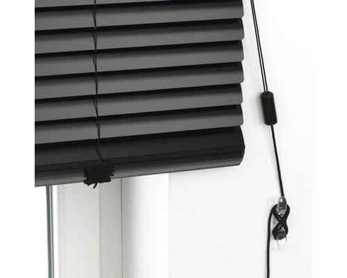 Detail van een zwarte jaloezie op het raam met bedieningskoord