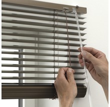 Installatie van een jaloezie voor raamdecoratie