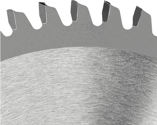 Close-up van een metalen zaagblad met tanden