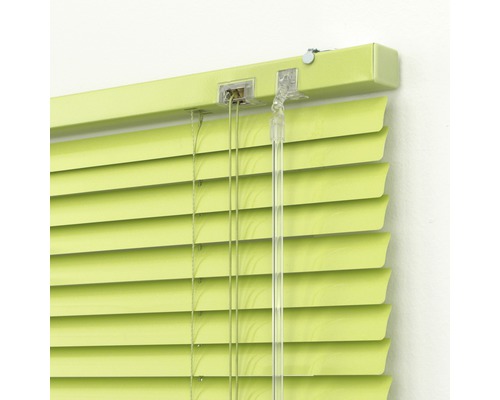 Close-up van een horizontale jaloezie met lamellen en trekkoorden