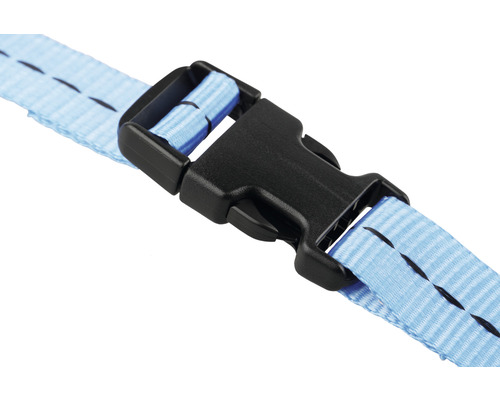 Gedetailleerde weergave van een blauwe textielband met zwarte sluiting