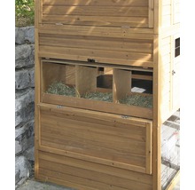 Houten konijnenhok met hooi in de nestkasten