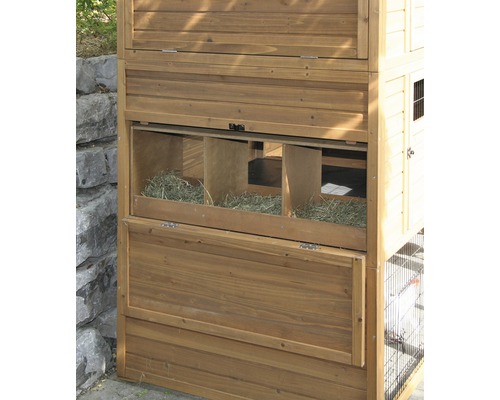 Houten konijnenhok met hooi in de nestkasten