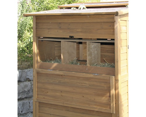 Detail van een kippenhok met houten legnest