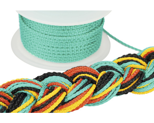 Gevlochten koord in verschillende kleuren en een spoel met koord