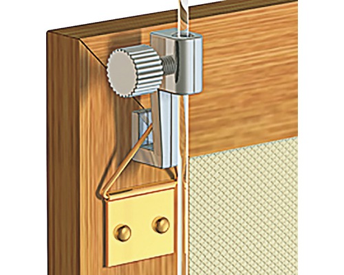 Detailweergave van een verstelbare raamhouder op een houten frame met horrengaas