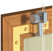 Detail van een glazen schuifdeurbevestiging met schroef op een houten frame