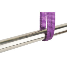 Textielweefsel hijsband om een metalen staaf