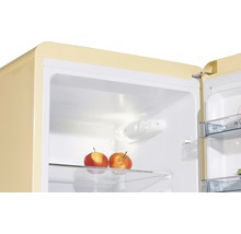 Binnenkant van een koelkast met appels op een plank