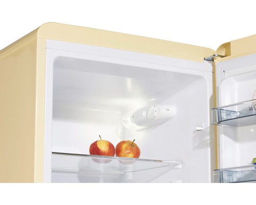 Binnenkant van een koelkast met appels op een plank