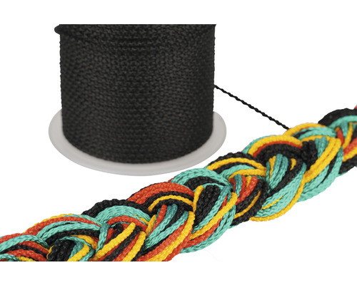 Zwart nylon koord op een rol en een gevlochten streng met meerdere kleuren