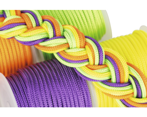 Veelkleurig gevlochten koord en rollen met koord