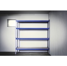 Blauw metalen rek met vier niveaus in de opslagruimte