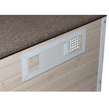 Detailopname van een houten huis met schuifraam en ventilatierooster