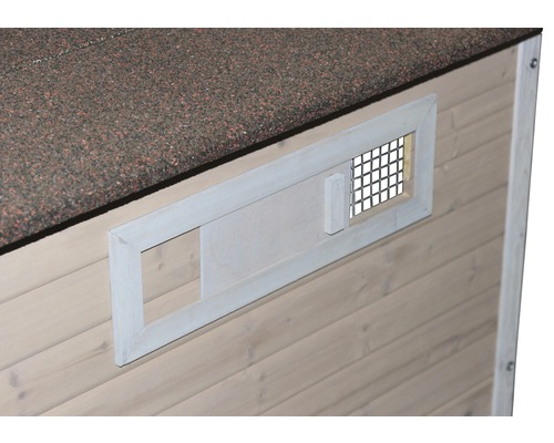 Detailopname van een houten huis met schuifraam en ventilatierooster