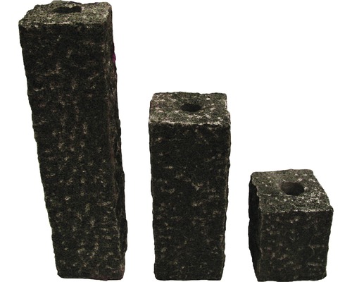 Drie tuinfakkels van steen met gat