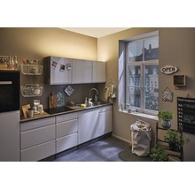 Lichte keuken met inbouwkasten, gootsteen, raam en decoratieve elementen