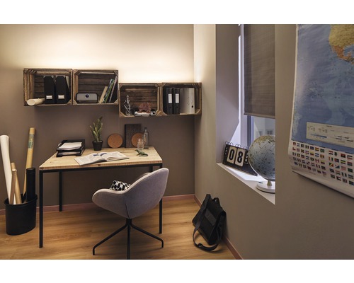 Lichte werkkamer met bureau, stoel, wandplanken en wereldkaart