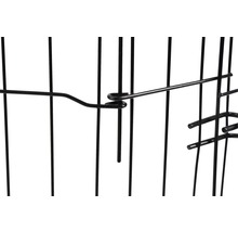 Detail van een zwart metalen hek met vergrendelingsmechanisme.