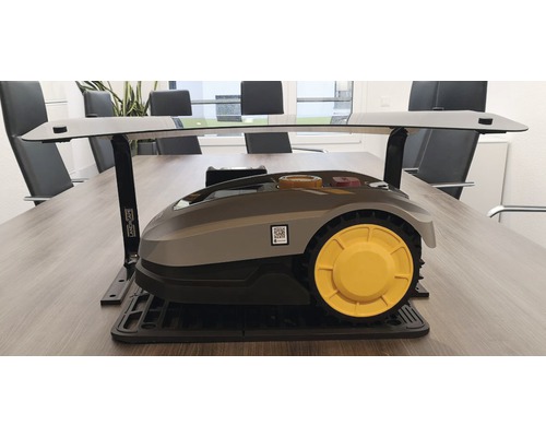 Robotmaaier met laadstation op een tafel