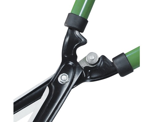 Detailopname van een heggenschaar met groene handgrepen en een zwarte schaarkop.