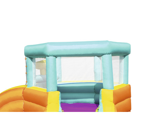 Detailopname van een opblaasbaar springkussen met glijbaan