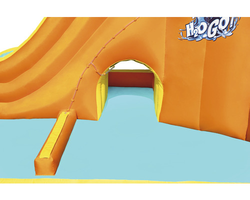 Detailaanzicht van een opblaasbare waterglijbaan voor de tuin.