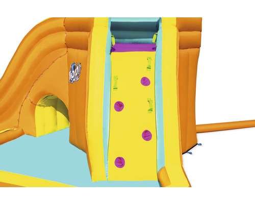 Detailopname van een opblaasbare waterglijbaan met klimwand