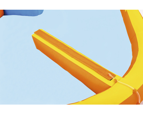 Detailopname van een opblaasbare waterglijbaan voor in de tuin