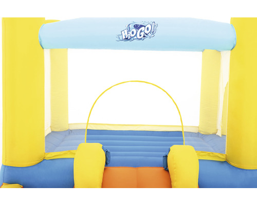 Gedetailleerde weergave van een opblaasbaar springkasteel voor de tuin.