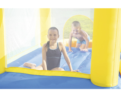 Opblaasbaar springkussen met spelende kinderen