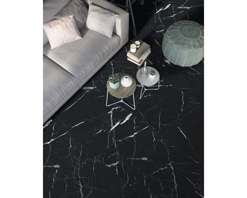 Woonkamer met bank, tafel en vloertegels in marmerlook