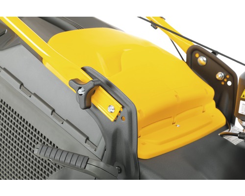 Detailopname van een grasmaaier met opvangbak