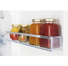 Koelkastplank met ingelegde levensmiddelen in glazen potten