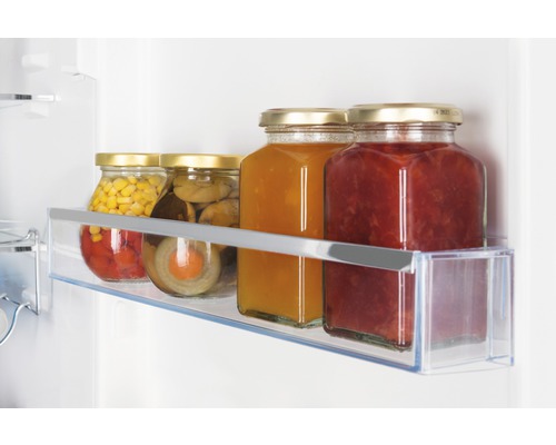 Koelkastplank met ingelegde levensmiddelen in glazen potten