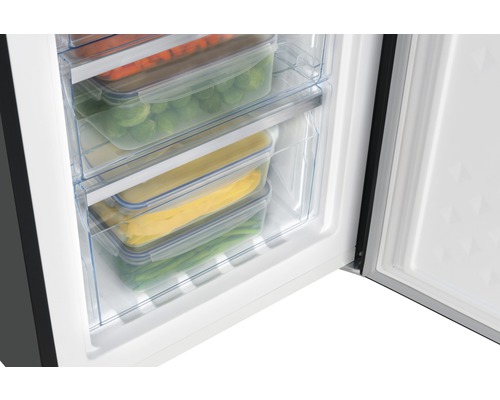 Vriezercompartiment met transparante containers gevuld met groenten