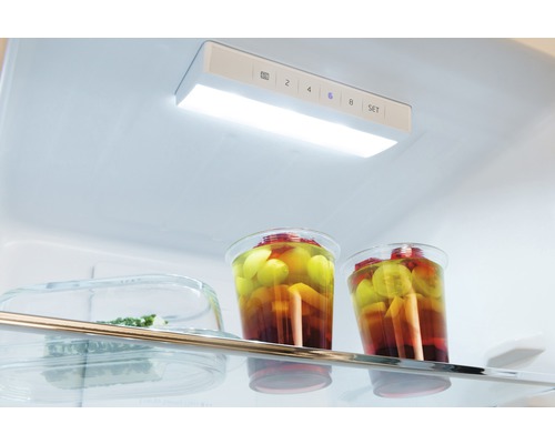 Interieur van een koelkast met ledverlichting en levensmiddelen