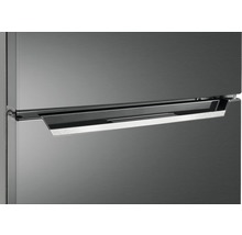 Detailopname van een koelkast met handgreep