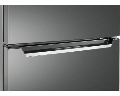 Detailopname van een koelkast met handgreep