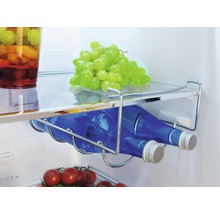 Koelkast met drankjes, fruit en groenten op de planken en in de flessenhouder